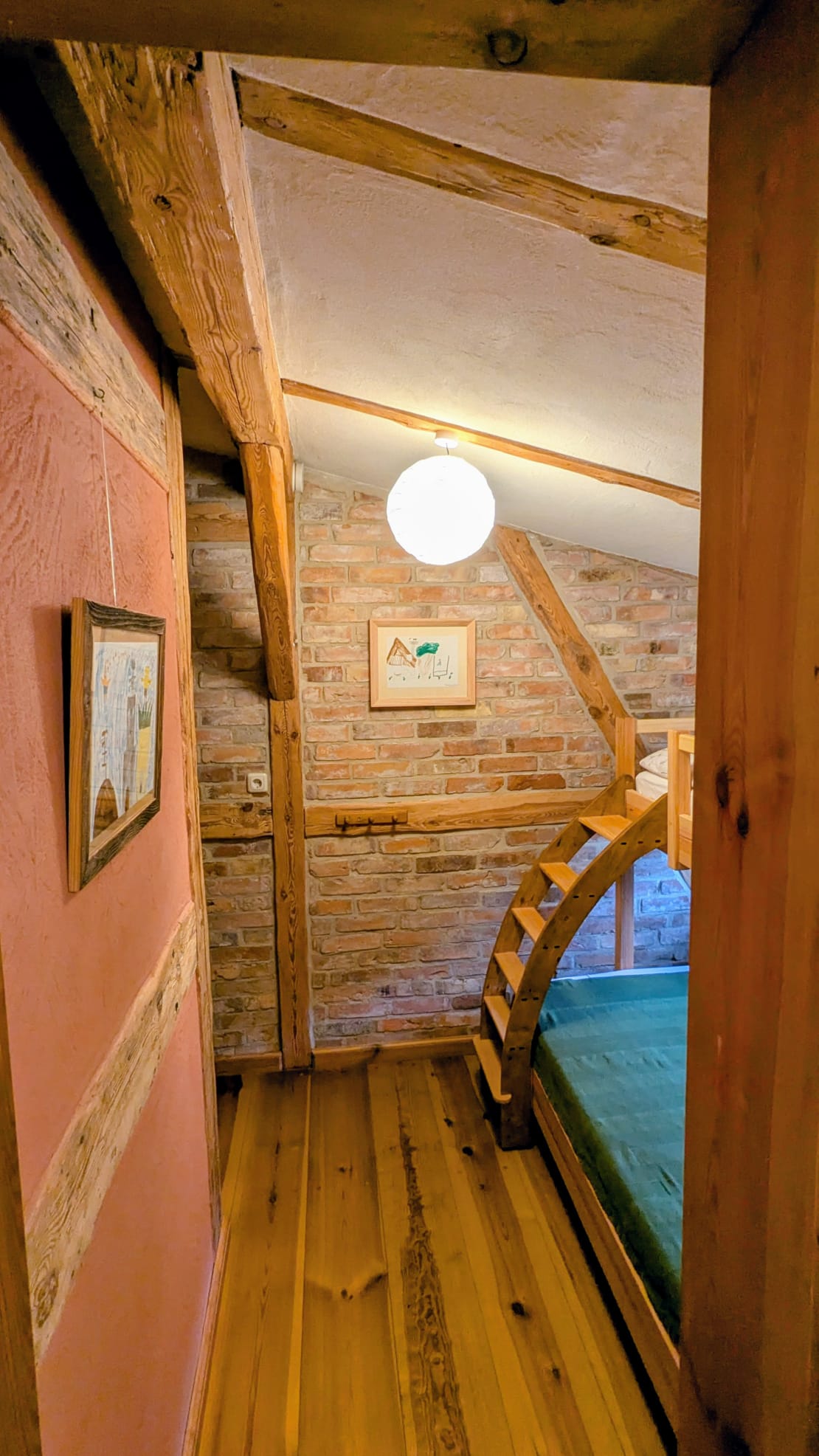 Blick vom Bad zum Kinderzimmer